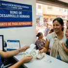 Entrega del Bono de Desarrollo Humano en un punto autorizado del MIES, junio de 2026.