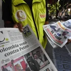 Medellín. Un hombre ofrece un periódico con el titular “Colombia votó en contra de Petro”, un día después de las elecciones presidenciales que se desarrollaron este domingo.