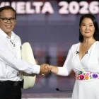 a candidata derechista Keiko Fujimori (d) y el candidato izquierdista Roberto Sánchez posan durante un debate presidencial este domingo, en Lima (Perú).
