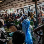 Irenge Biringanine Prince, líder de la comunidad U Report Goma, continúan las actividades de concientización en el mercado de Alanine usando megáfonos en Goma, RD del Congo.
