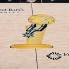 El logo del trofeo Larry O’Brien volvió a ocupar el centro de la cancha en las Finales de la NBA.