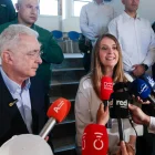 La candidata presidencial Paloma Valencia (c), acompañada del exmandatario Álvaro Uribe (i), habla a la prensa este domingo en Rionegro (Colombia).