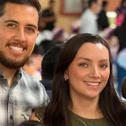 Mathias, de 3 años, junto a sus padres en una reunión con ambiente festivo.