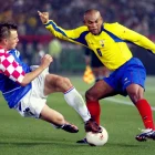 Raúl Guerrón (d) en el Mundial de Corea-Japón con la selección de Ecuador ante Croacia.