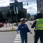 Una mujer increpó e intentó agredir a un agente de la AMT durante un operativo de control vial en el norte de Quito.