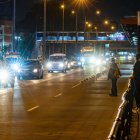 En la avenida 25 de julio, los peatones deben sortear el tránsito vehicular en avenidas principales ante la falta de cruces seguros.