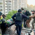El número de muertos asciende a al menos 13, incluido un niño, tras actualizar este martes las autoridades ucranianas la cifra de fallecidos en Dnipró.