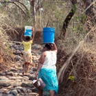 Personas caminando por el Corredor Seco, una región marcada por la sequía, la inseguridad alimentaria y la vulnerabilidad climática.