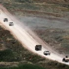 Un convoy de vehículos militares israelíes maniobra dentro del sur del Líbano, visto desde el lado israelí de la frontera en la Alta Galilea.
