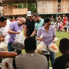 La ministra de Desarrollo Humano entrega bolsas con víveres a personas de escasos recursos.