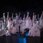 El montaje de Andes cuenta con la participación de 21 bailarines en escena y combina danza contemporánea y zapateo andino.