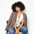 Su afro se ha convertido en una extensión de su personalidad: libre, fuerte y lleno de identidad.