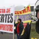 Fotografía de archivo de personas durante una protesta de transportistas contra la criminalidad en Lima (Perú).