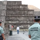 Integrantes de la Guardia Nacional vigilan la zona arqueológica de Teotihuacán.