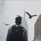 Escena urbana en Nueva York, con el Empire State entre la neblina y aves en vuelo.