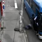 Pasajero cae de un bus en movimiento en el sur de Quito. El momento quedó grabado en cámaras de seguridad.