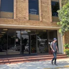 Una persona sale del edificio de la Corte de Inmigración de San Antonio el 2 de junio de 2026, en San Antonio (EE.UU.).