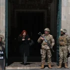 Integrantes de la Policía Militar custodian el ingreso al Palacio de Gobierno este 2 de junio de 2026, en La Paz (Bolivia).