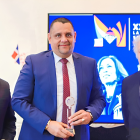Vicko Villacís, alcalde de Esmeraldas, recibe un premio de la OEA junto a Luis Almagro en 2024.
