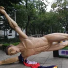 La estatua de un futbolista derribada por integrantes de la Coordinadora Nacional de Trabajadores de la Educación (CNTE) durante una manifestación en Ciudad de México (México).