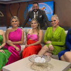 Gabriela Pazmiño y José Luis Arévalo con el equipo de Noticias de la mañana.