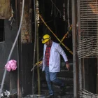 Un miembro del equipo forense inspecciona el hotel de Nueva Delhi en el que se produjo un incendio el 3 de junio de 2026.