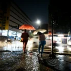Conductores y peatones podrían enfrentar condiciones adversas debido a la reducción de visibilidad y las lluvias persistentes.