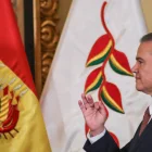 El nuevo ministro de Defensa, Ernesto Justiniano, toma posesión de su cargo este miércoles, en el Palacio de Gobierno en La Paz (Bolivia).