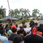 Familiares de los desaparecidos en las afueras de la morgue de Guayaquil.
