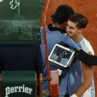 El tenista italiano Matteo Arnaldi abraza a su compatriota Matteo Berrettini durante el partido de cuartos de Roland Garros.