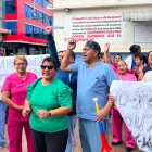 Empleados llevan tres días protestando a las afueras del centro médico.