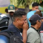 Familiares de los jóvenes desaparecidos en Babahoyo esperan por novedades en los exteriores del Laboratorio de Criminalística de Guayaquil, la tarde de este miércoles 3 de junio.
