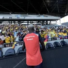 Moisés Caicedo saludo a los hinchas durante un entrenamiento con la selección de Ecuador en Columbus,