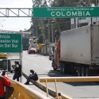 Un camión ingresando a Colombia por la frontera con Ecuador.