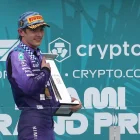 El italiano Andrea Kimi Antonelli de Mercedes celebra su victoria en el Gran Premio de Fórmula Uno de Miami.