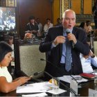 Un fuerte cruce se registró entre los concejales Arturo Escala y Ana Chóez.
