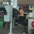 Los delincuentes interceptaron al conductor mientras abastecía de combustible en una gasolinera ubicada entre las avenidas Domingo Comín y Ernesto Albán.