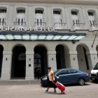 Una mujer camina frente a un hotel este 3 de junio de 2026, en La Habana (Cuba).