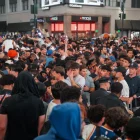 Los aficionados de los New York Knicks celebran la victoria de su equipo sobre los San Antonio Spurs en el Juego 1 de las Finales de la NBA en Nueva York.