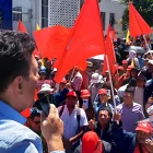Vocero de Unidad Popular se dirige a simpatizantes durante una concentración