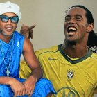 Ronaldinho posa con camiseta azul y gorra blanca para promocionar su álbum Camisa 10.
