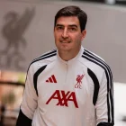 Andoni Iraola posa en Anfield tras ser anunciado como nuevo entrenador del Liverpool para las próximas dos temporadas.