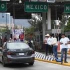 Integrantes de la Coordinadora Nacional de Trabajadores de la Educación (CNTE) se toman un peaje en Chilpancingo (México).