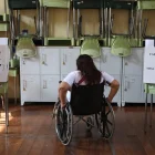 Una persona asistiendo a votar en Lima (Perú), en la primera vuelta electoral de las elecciones presidenciales de 2026.
