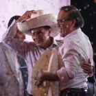 El candidato a la Presidencia de Perú Roberto Sánchez (c) y el hermano del expresidente de Perú Pedro Castillo, José Mercedes Castillo (c-i).