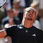 El alemán Alexander Zverev celebra el pase a la final de Roland Garros tras ganar al checo Jakub Mensik.