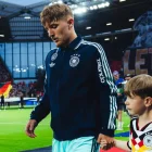 Lennart Karl conduce el balón durante un partido con la selección de Alemania, antes de la lesión que preocupa al equipo de cara al Mundial 2026.