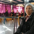 Evelyn Cordero, profesora de ballet para alumnos de entre 50 y 80 años, posa en el Conservatorio Danza Experimental de Santiago el 19 de mayo de 2026.