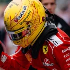 Charles Leclerc y Lewis Hamilton conversan durante una actividad de Ferrari previa al Gran Premio de Mónaco 2026.