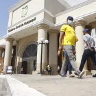 Personas caminan al pie del edificio del Gobierno Zonal de Guayaquil.
